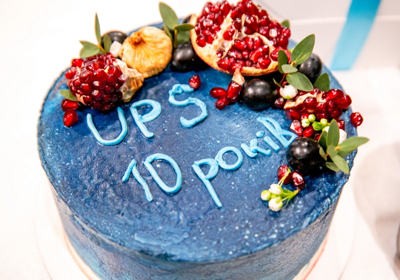 UPS 10 lat 4