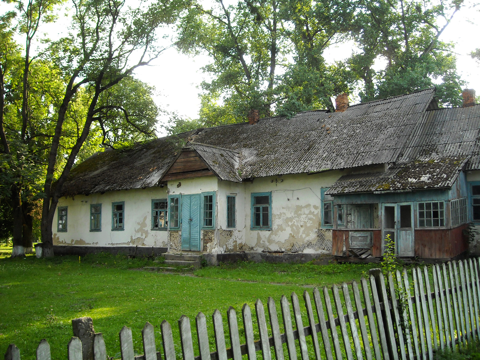 Dwór Kerna, krzyż stoi za tym dworem może 50–60 metrów.
