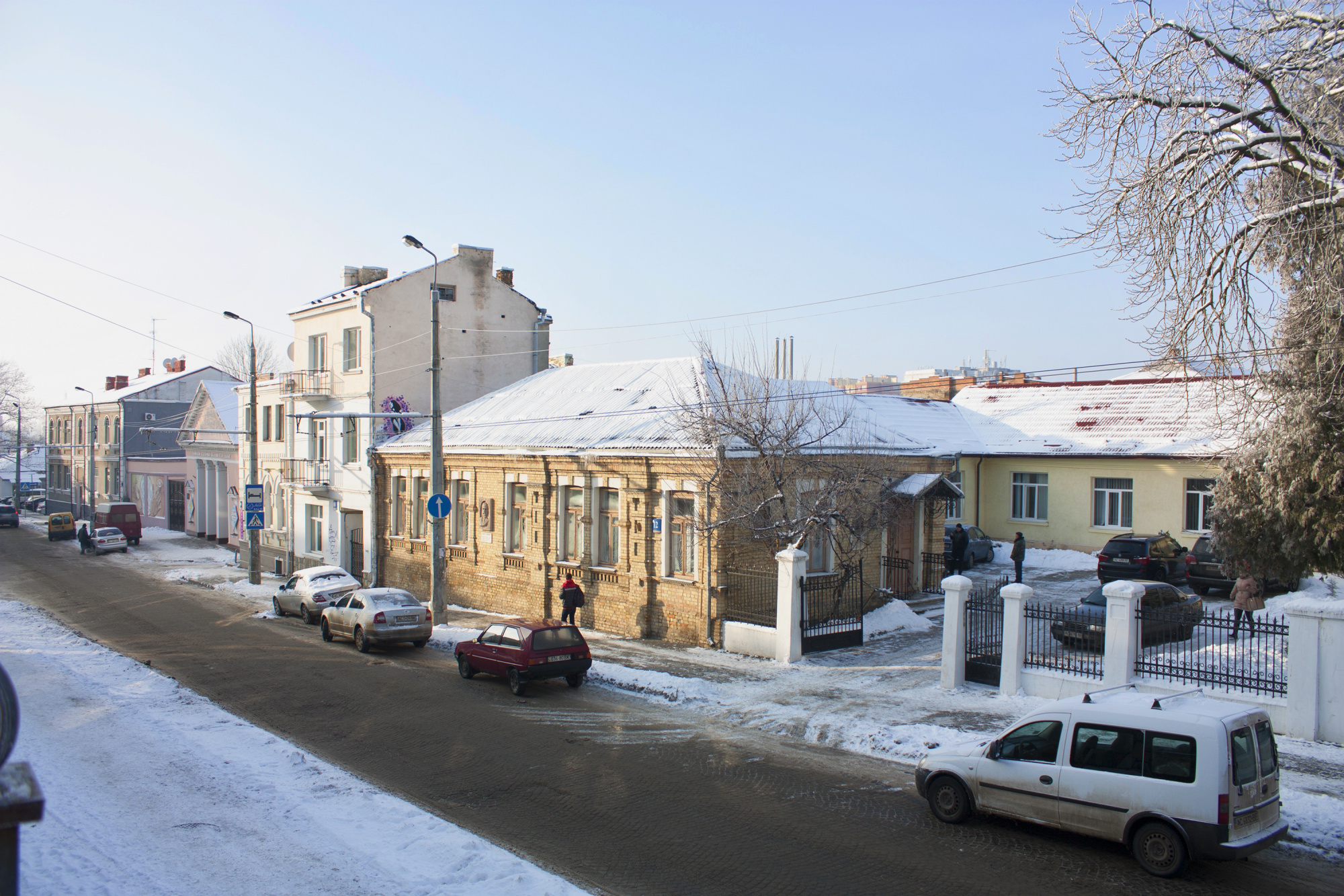 У цьому будинку в 1927–1931 рр. містилася Луцька українська гімназія (нині вулиця Богдана Хмельницького, 12).