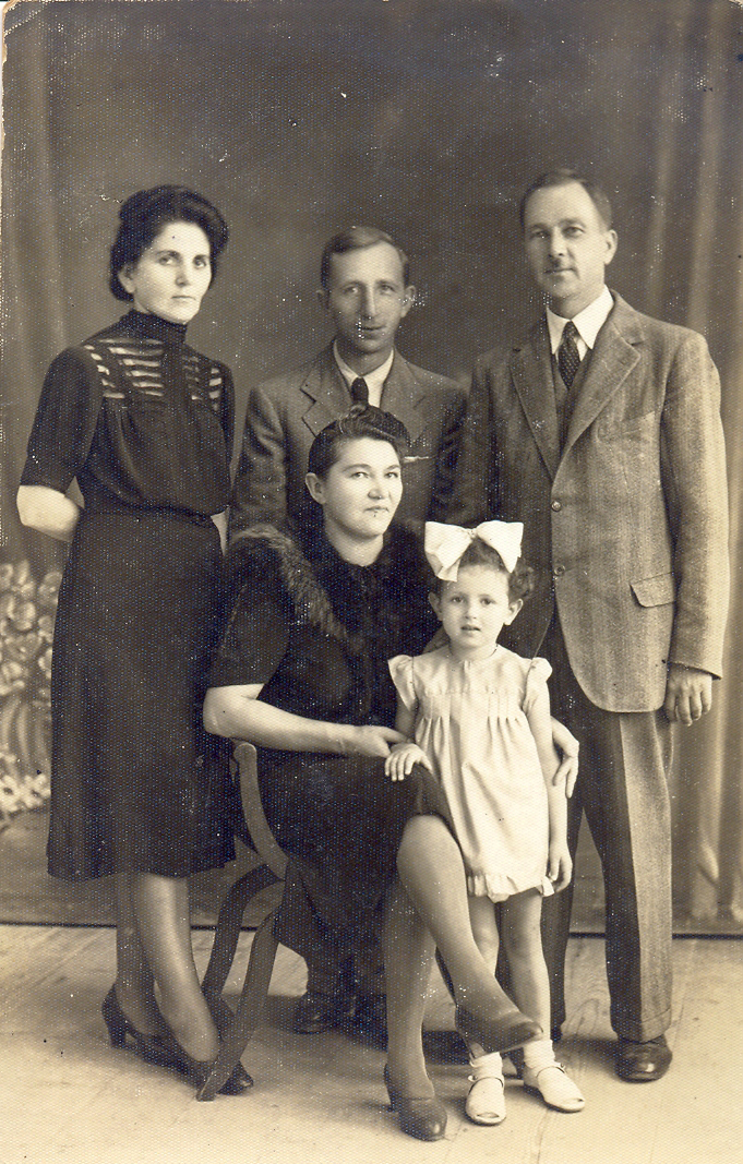 Jan Szabelski (z prawej), dowódca samoobrony Huty Stepańskiej. Jesień 1943.jpg