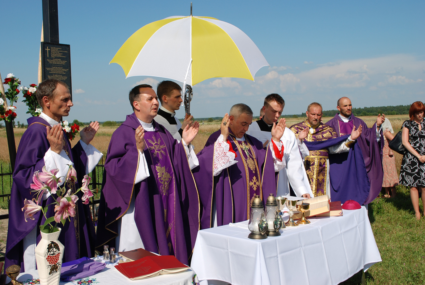 Krzyż poświęcił ks. BP Ordynariusz Marcjan Trofimiak.jpg