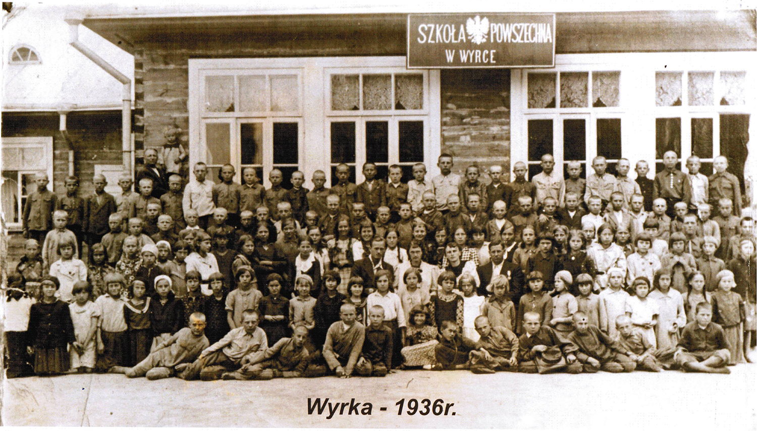Część dzieci, które uczęszczały do szkoły w Wyrce.jpg
