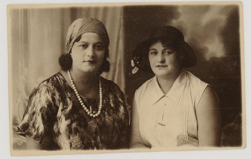2. Zdjęcie Wandy z siostrą Stefanią (Wanda z prawej).