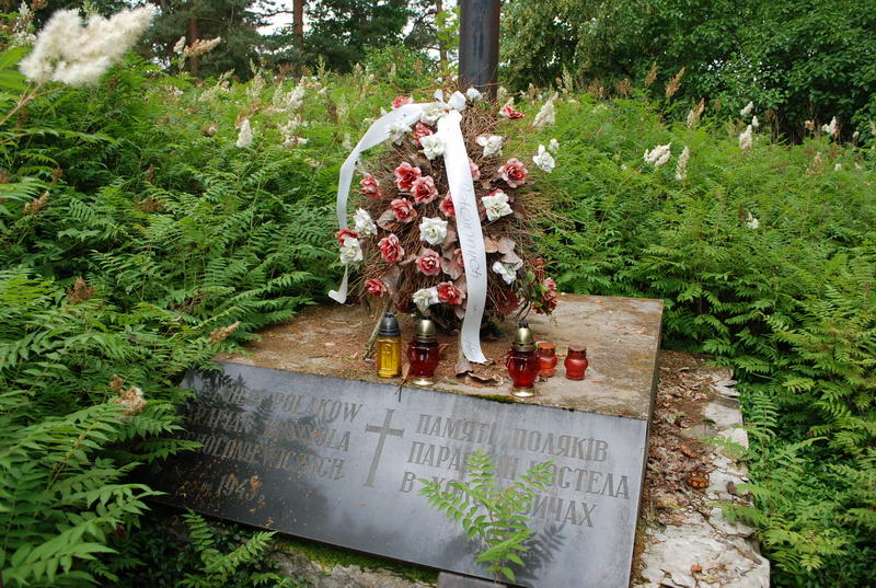 2. Obelisk pod krzyżem.
