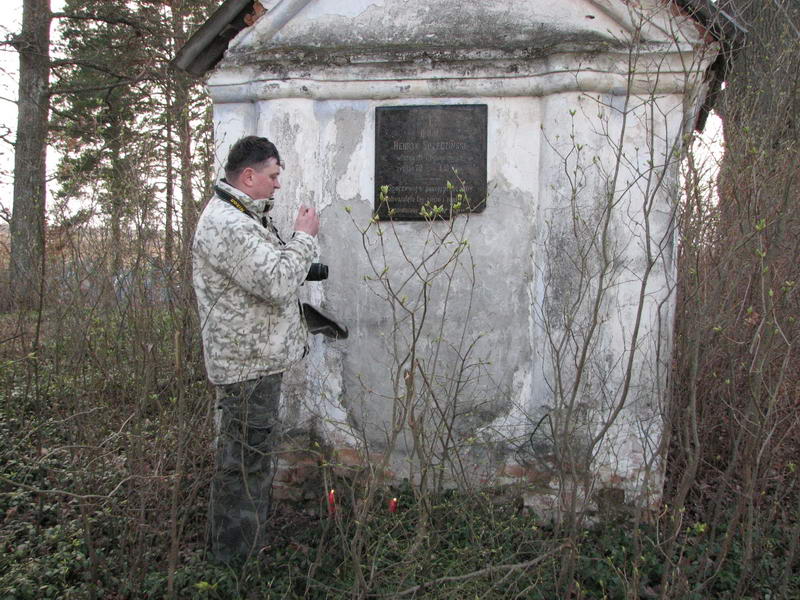 3. Na cmentarzu znajduje się kaplica grobowa właściciela Chołoniewicz śp. Henryka Srzedzińskiego. Zdjęcie zrobione w 2011 r.