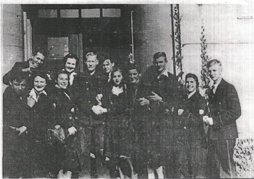 3. Pierwsza klasa Państwowego Gimnazjum im. Tadeusza Kościuszki w Łucku. Po środku – woźny Walenty Podrygula. 1934 r. Zdjęcie pochodzi z książki «Z Warszawy przez Łuck, Syberię, znów do Warszawy».