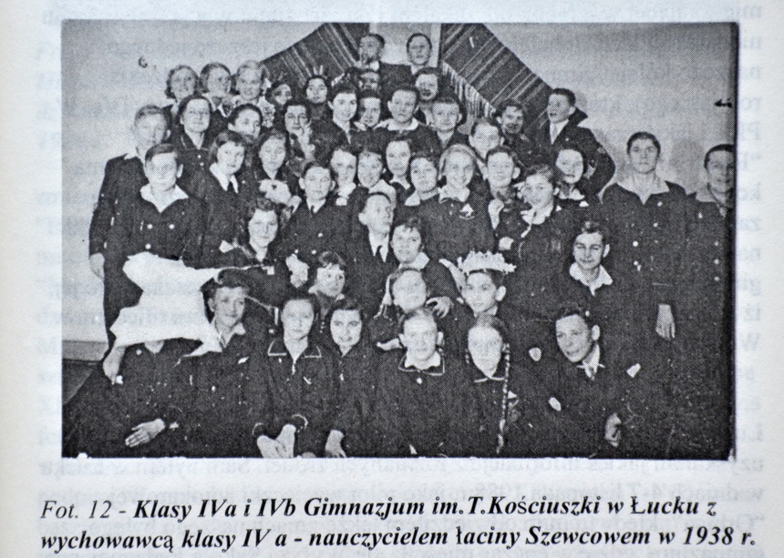 6. Klasy IVa i IVb Gimnazjum im. Tadeusza Kościuszki w Łucku z wychowawcą klasy IVa – nauczycielem łaciny Szewcowem w 1938 r. Zdjęcie pochodzi z książki «Z Warszawy przez Łuck, Syberię, znów do Warszawy».