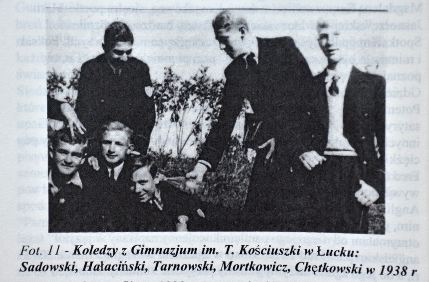 7. Koledzy z Gimnazjum im. Tadeusza Kościuszki w Łucku: Fred Sadowski, Przemek Hałaciński, Marek Mortkowicz, Zdzisław Chętkowski w 1938 r. Zdjęcie pochodzi z książki «Z Warszawy przez Łuck, Syberię, znów do Warszawy».