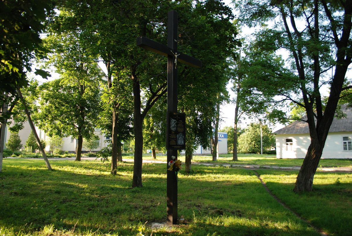 8. Хрест. Костел стояв зліва, між деревами, там, де зараз видніється лікарня.