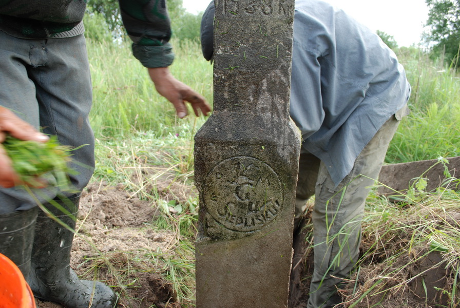 2. Напис на хресті.