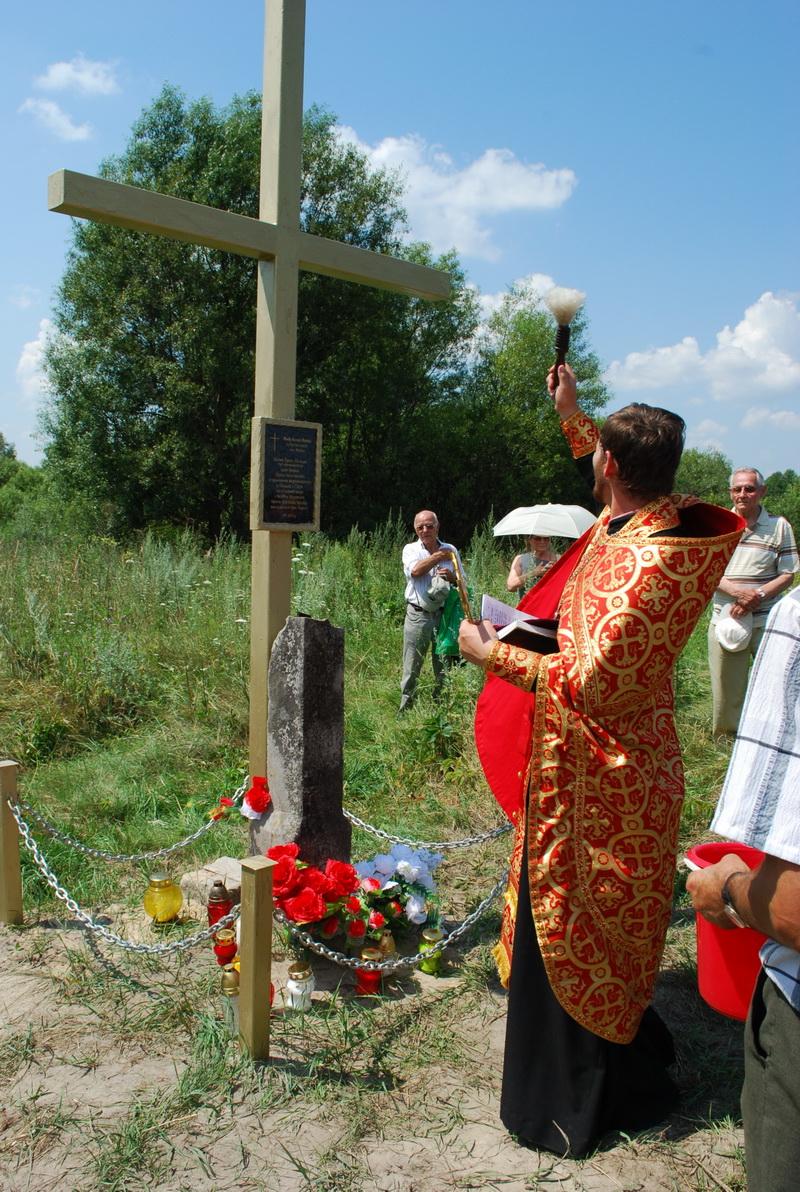 6. Хрест освятив отець Андрій Кравчук із Вирки.