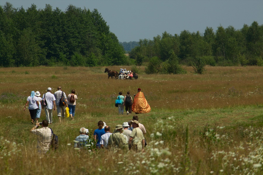 5. Pielgrzymi idą do krzyża w 2010 r.