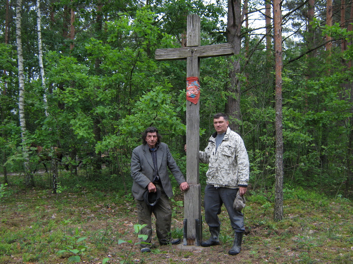 8. Ja i mój Tata Szczepan przy krzyżu w Omelance w 2010 r.