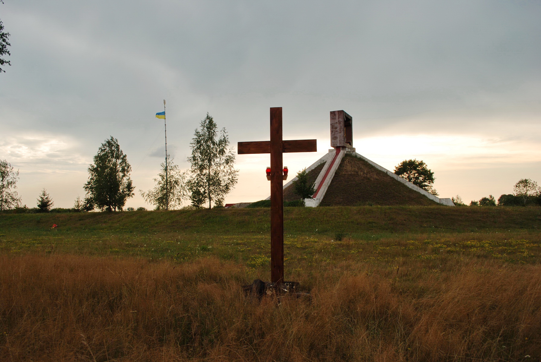1. Хрест у Гутвині, встановлений на землі Лазарчуків. Прошу Богдана Лазарчука дбати про нього.