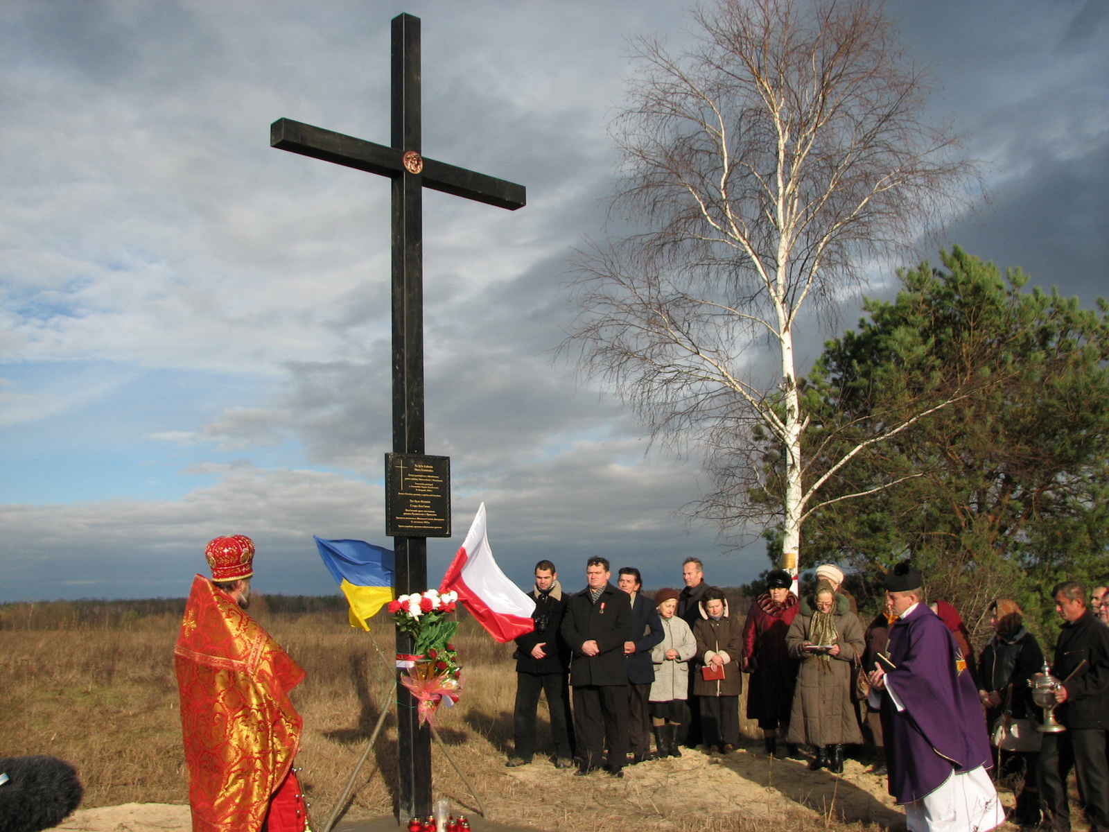 2. Хрест освятили отці Владислав Лукасевич і Степан Шомонка.