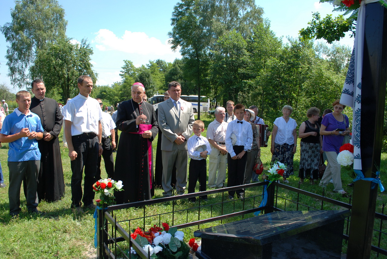 6. Єпископ Маркіян Трофим’як молиться на кладовищі.