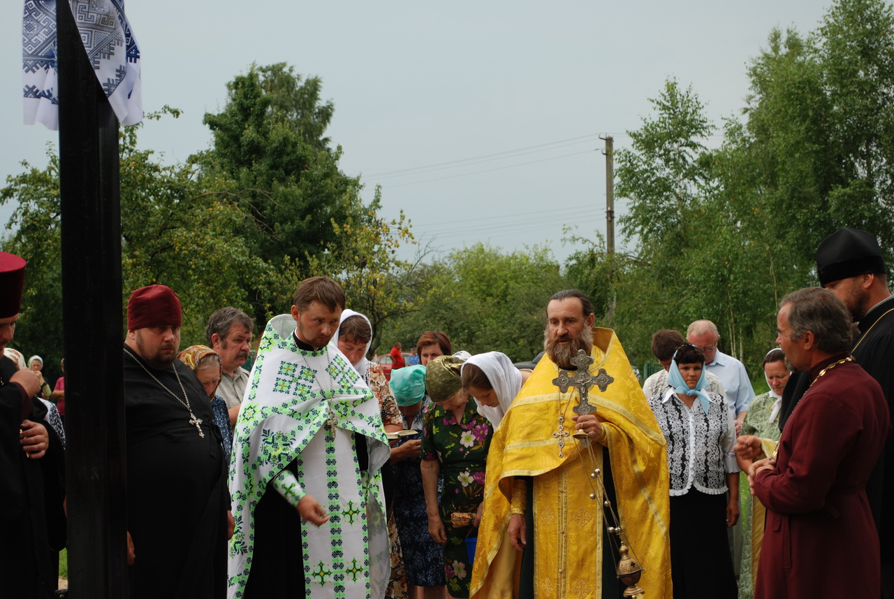5. Poświęcenie krzyża i cmentarza przez o. Stepana Szomonkę i o. Mikołaja Hałuhę oraz ks. Olega Firsowa z Kostopola. Piękne kazanie wygłosił o. Stepan.