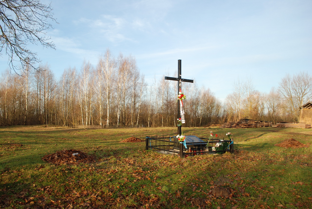 9. Widok na krzyż i obelisk.