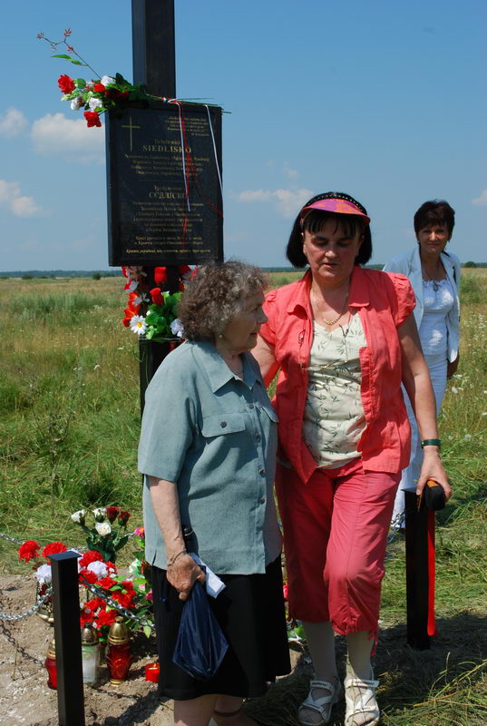 3. Przy krzyżu Władysława Onuchowska z Siedliska (rocznik 1925) i Eleonora Fokszan.