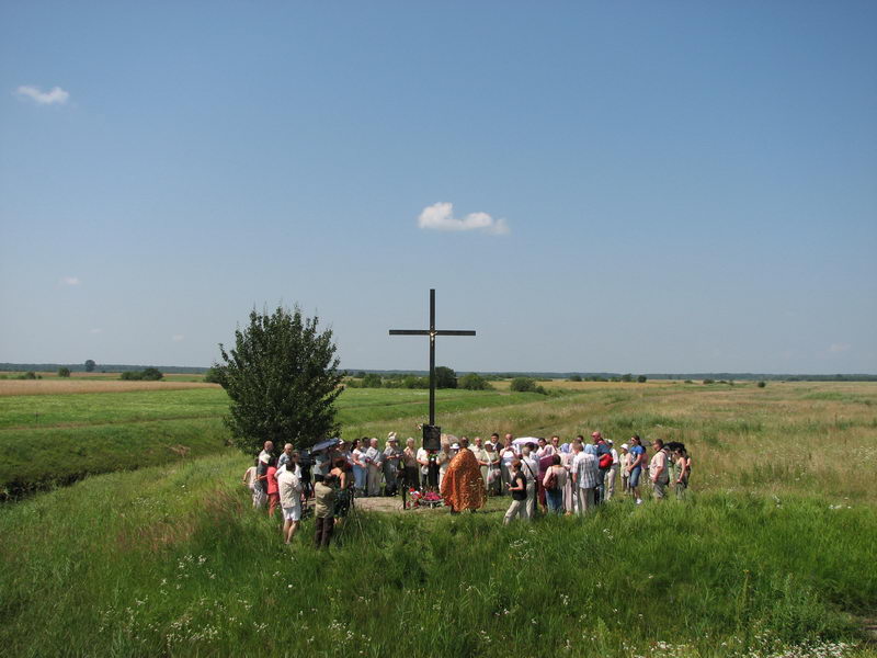 5. Uroczystego poświęcenia krzyża dokonał o. Andrij Krawczuk 17 lipca 2010 r.