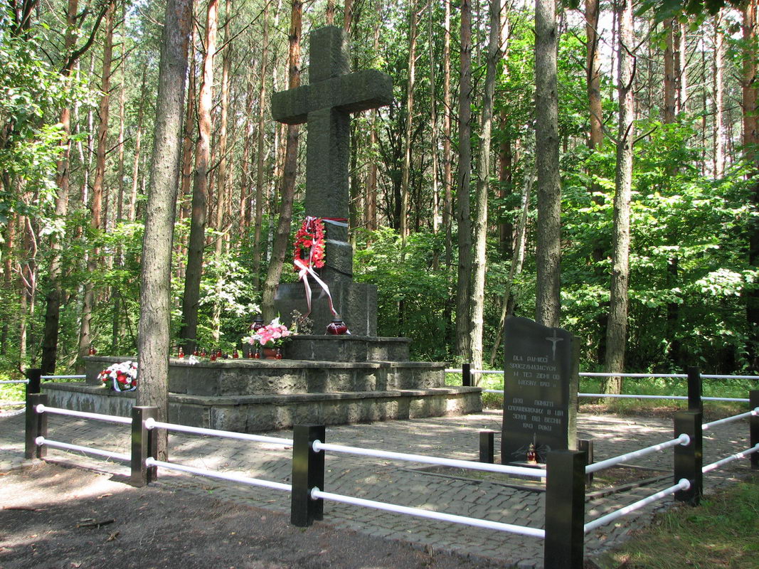 2. Пам’ятник на місці поховання жертв різні в Яновій Долині.