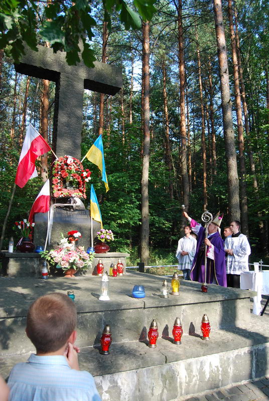 7. Poświęcenie krzyża-pomnika w Janowej Dolinie.