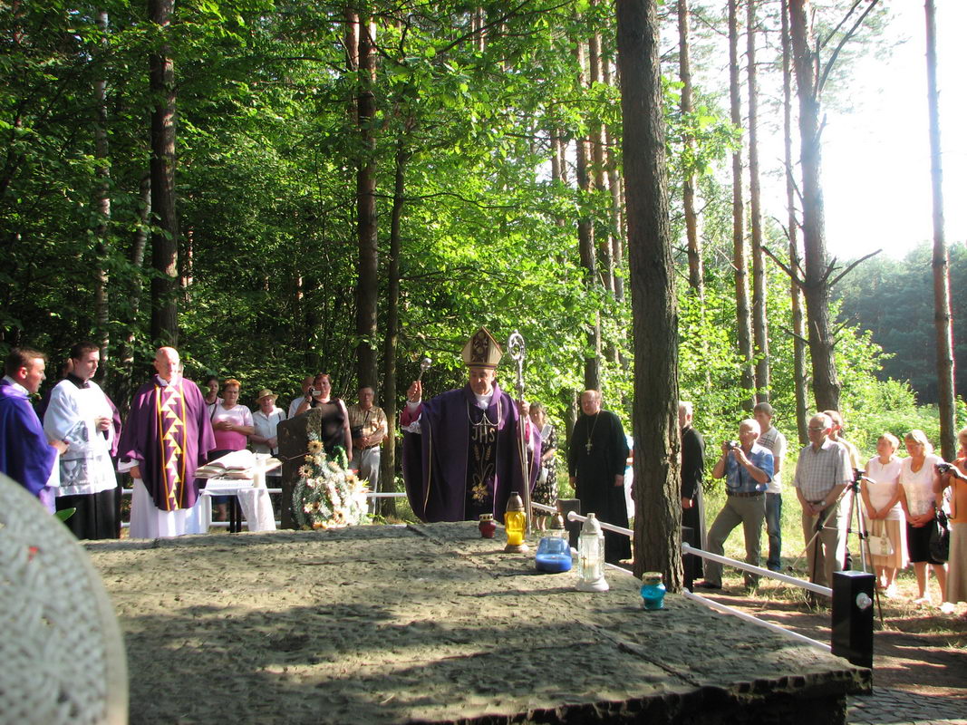 8. Poświęcenie krzyża-pomnika w Janowej Dolinie.