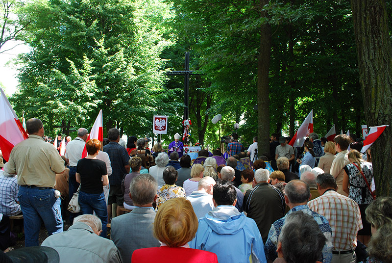 7. Свята меса в річницю Волинської трагедії в липні 2013 р. Єпископ Станіслав Широкорадюк із духовенством.