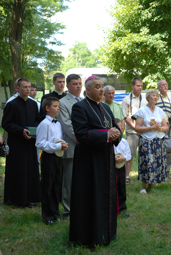 5. Na cmentarzu za zmarłych modlił się ks. bp Marcjan Trofimiak, ordynariusz łucki. 18 lipca 2010 r.