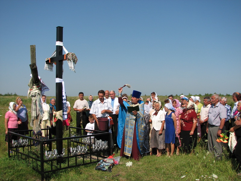 2. Хрест урочисто освятив отець Володимир Галуха. 18 липня 2009 р.