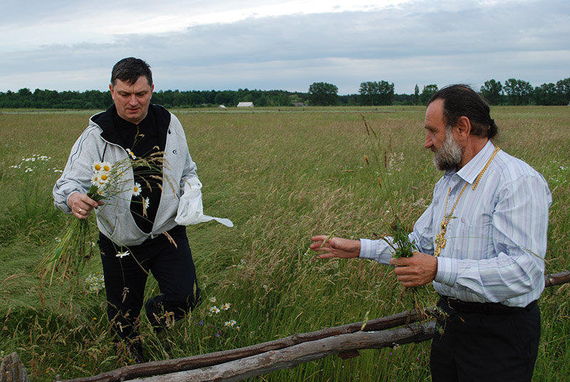 2. Ці квіти я збирав на прохання Едварда Померанського, пізніше він віддав їх Вацлаву Бжозовському із Сєдліска. На похоронах пана Вацлава квіти з Галинувки поклали до його труни.