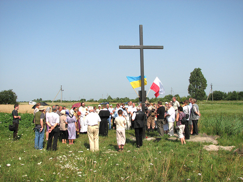 6. Хрест у Новій Кам’янці освятили у 2011 р. ксьондз Вітольд-Йосиф Ковалів з Острога та отець Степан Шомонка зі Степані, який виголосив гарну проповідь.