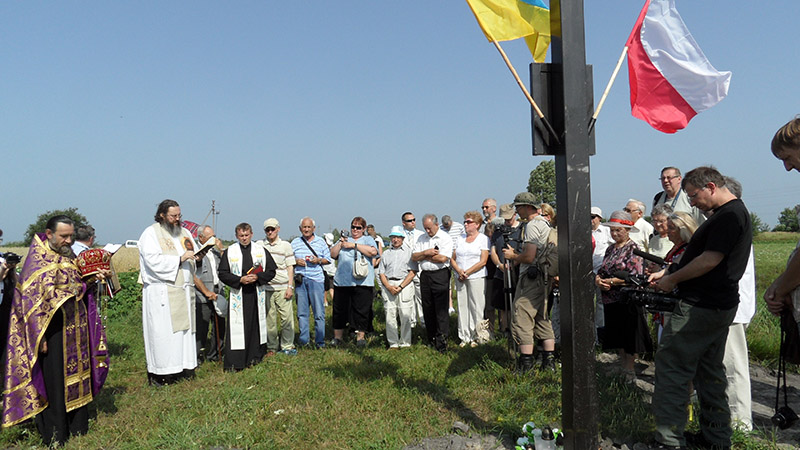 5. Poświęcenia krzyża w Kamionce Nowej dokonali w 2011 r. ks. Witold Józef Kowalów z Ostroga oraz o. Stepan Szomonka ze Stepania, który wygłosił piękne kazanie.