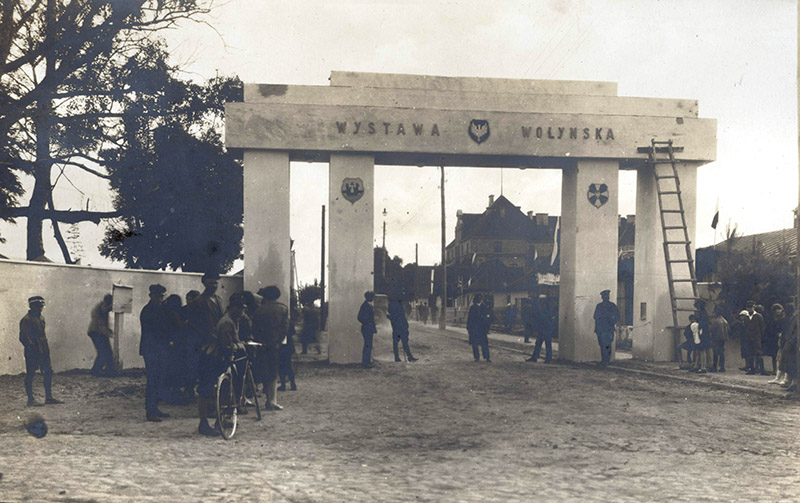 1. Вхід на виставку. Головна брама