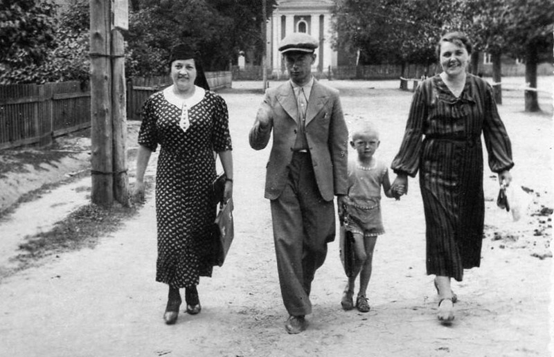 11. Владислав Даховський із сином та дружиною повертається з костелу в Степані.