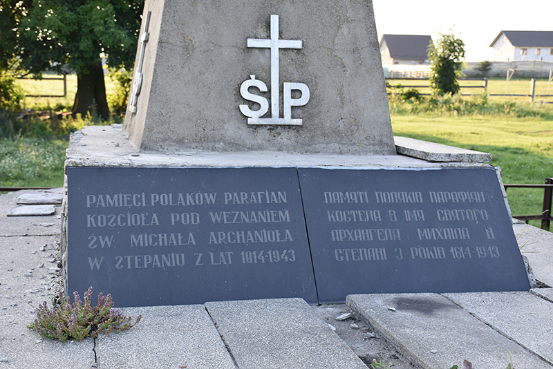 8. Napis na pomniku.