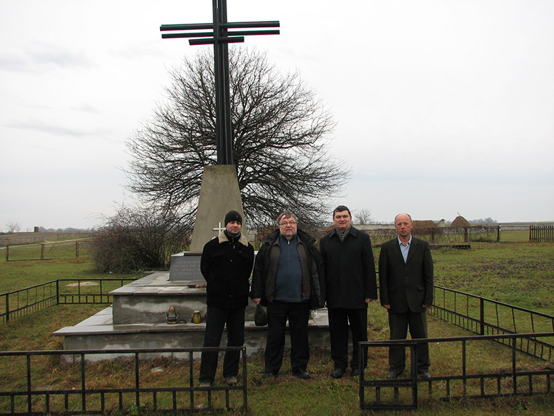9. Pod krzyżem stoją (z lewej) Grzegorz Naumowicz, Maciej Wojciechowski, Janusz Horoszkiewicz i Wiktor Krot.