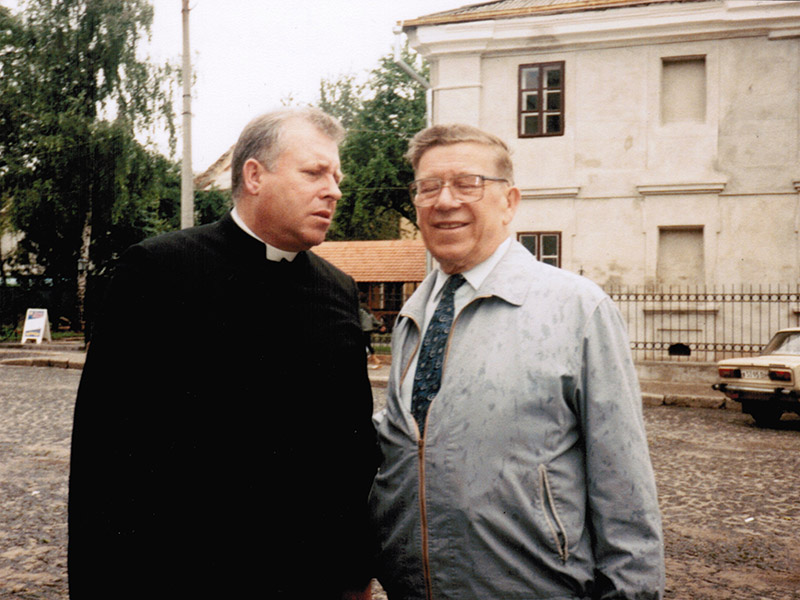 11. Чеслав Пьотровський з отцем Людвігом Камілевським у Луцьку. 1996 р.