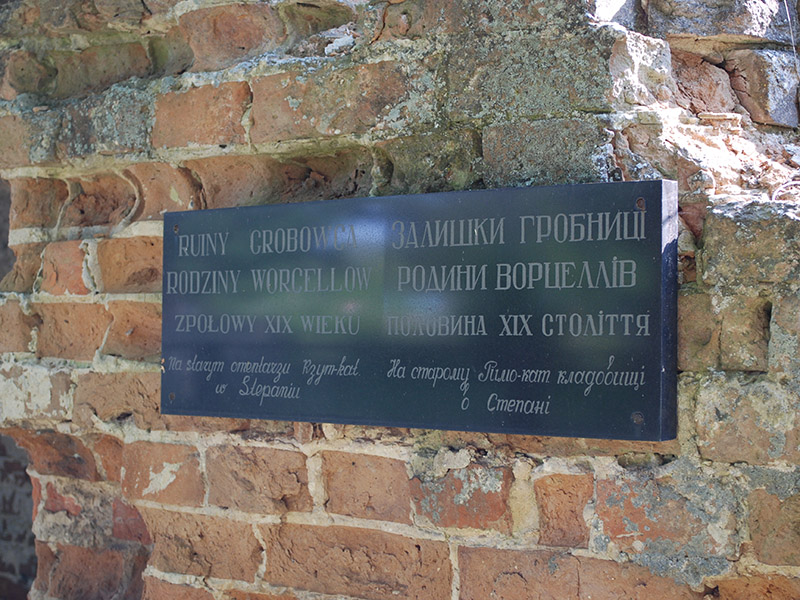 6. Tablica pamiątkowa na grobowcu hrabiów Worcellów.