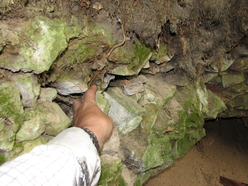 7. Залишки фундаменту костелу. Фото зроблено в липні 2009 р.