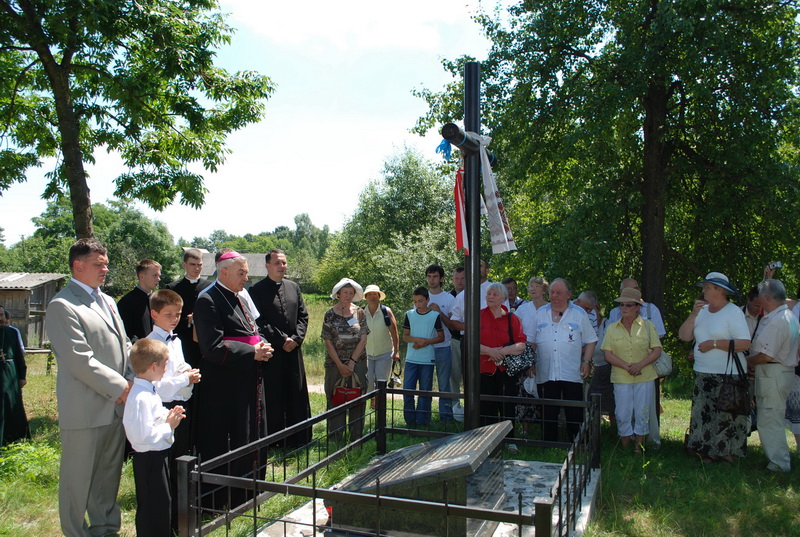 14. Ks. bp Marcjan Trofimiak na miejscu kościoła w 2011 r.
