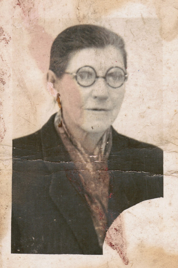 1. Moja Babcia Bronia. Zdjęcie wykonane w 1945 r. w Żaganiu przez zakład fotograficzny «Foto Film St. Dyliński».