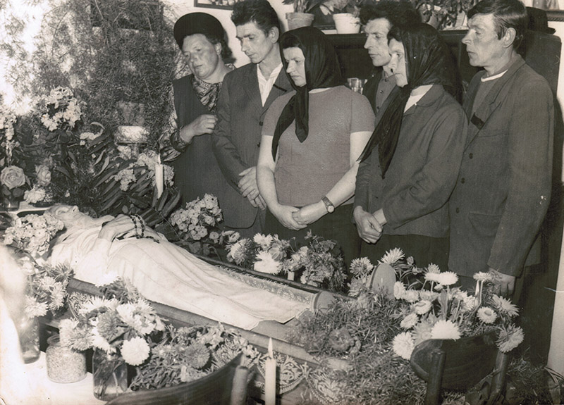 2. Dzieci przy trumnie Mamy w 1972 r. Wszystkich dzieci Babcia miała 12, ale w 1972 r. kilkoro już nie żyło, a Weronika mieszkała w USA.